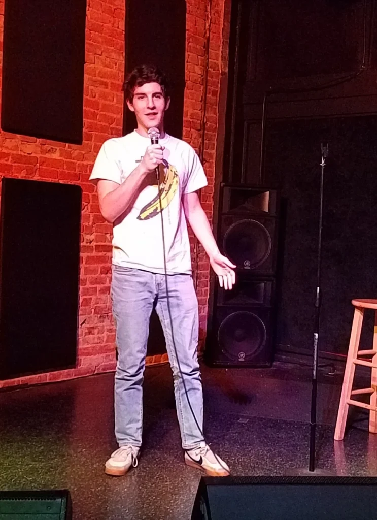Stand-up-Comedy Buehne mit Mikrofon